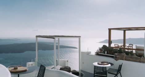 Petit-déjeuner en terrasse face à la mer
